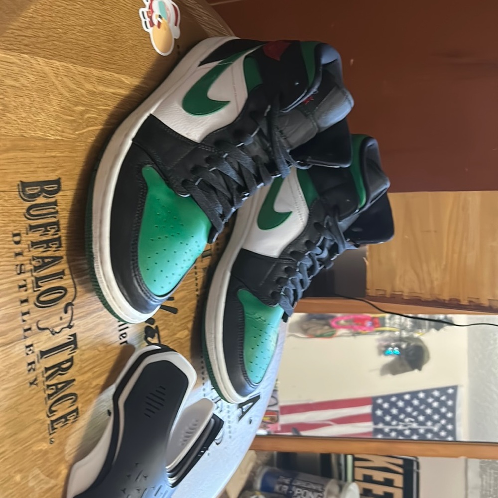 (Slightly worn) air Jordan 1s Pune green with red logo on side